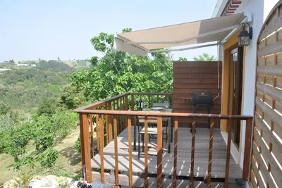 Image de Ecuries converties - studio double 8km Obidos avec terrasse surélevée et cuisine complète