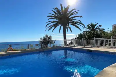 Image de Première ligne, vue sur la mer depuis la terrasse, la piscine, le jardin, le centre-ville et 15m jusqu'à la plage!