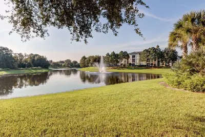 Image de Magnifique Lakeside Penthouse Award Winning Resort à quelques minutes de Disney!