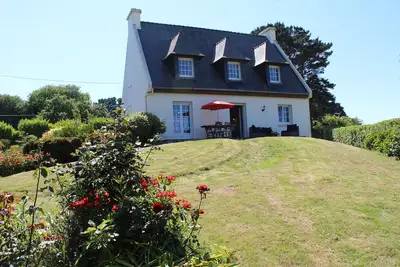 Image de Vue fabuleuse sur la mer! Belle maison, calme avec grand jardin 500m de la mer
