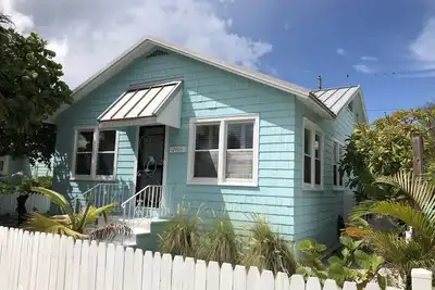 Image de Treasure Island Beach Cottage à quelques pas de l'accès à la plage