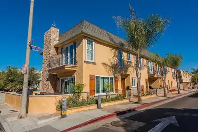 Image de Fabuleux duplex de huit chambres à coucher près du sable avec Ac!