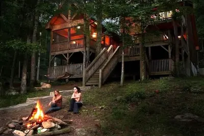Image de Rabais d'avril 99 $ \/ nt dim-th. Luxury River Home, foyer, bain à remous, kayaks