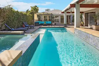 Image de Fabulous House w Pool & Music Studio, à quelques minutes de la plage!