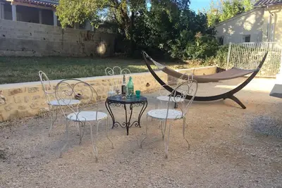 Image de Bastide en pierre avec jardin au centre du village et à côté de la rivière