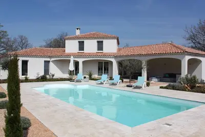 Image de Nouvelle villa avec piscine sur un terrain de 2300 m² au coeur de la Provence