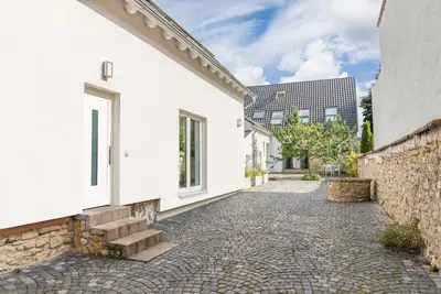Image de \"Brunnenhaus\": maison de vacances élégante avec un jardin géant au milieu de Mayence-Finthen