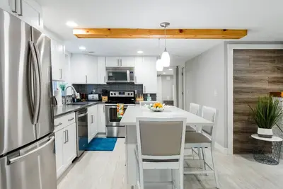 Image de Détendez-vous dans une suite Kirkland moderne