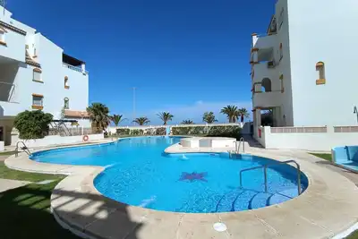 Image de 1ère ligne avec vue sur la mer, piscine à côté de la plage avec climatisation et Wifi