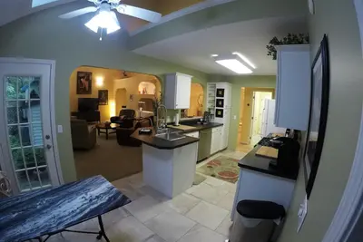 Image de Villa de luxe 3 chambres avec bain à remous, cuisine gastronomique sur allée privée \/ garage