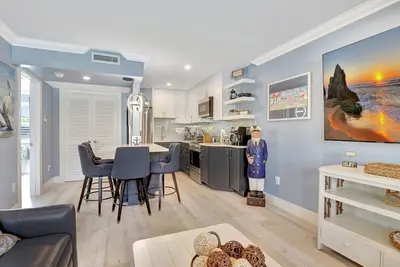 Image de Meilleur Endroit À Naples! Toutes rénovations neuves! À 300 pas de la jetée de Naples!