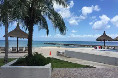 Image de Propriété en bord de mer avec piscine