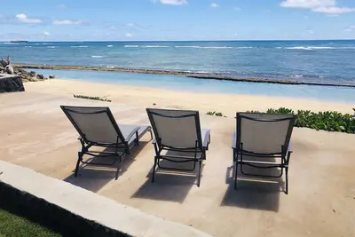 Image de Grande maison en bord de mer sur une plage secrète avec une cour spacieuse et des vues incroyables