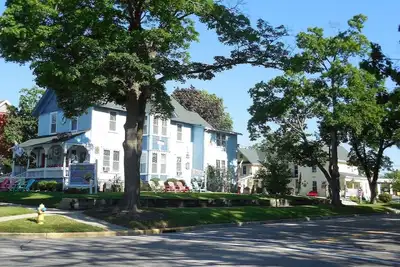 Image de 35 personnes, 13 chambres, 7 bains, centre-ville du lac Léman, 2 maisons même propriété
