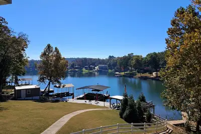 Image de Tarifs bas juin / août Magnifique Lake-home sur une rue sans issue