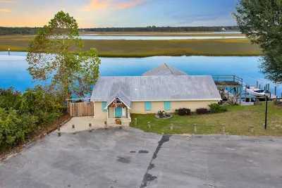 Image de Cozy Waterfront Home! 2br \/ 2ba Grand pont couvert * quai de pêche * quai flottant pour bateau
