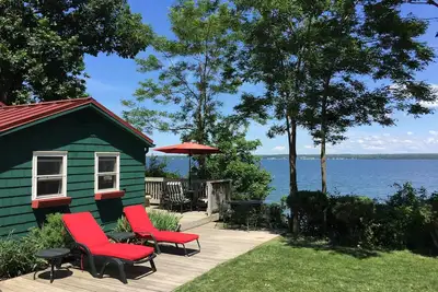 Image de Cabine calme et confortable avec 165 pi. Plage privée sur le lac Seneca. Lgbtq + amical