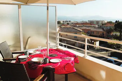 Image de Appartement moderne et sécurisé avec 1 chambre, vue mer et piscine, pour 3 adultes