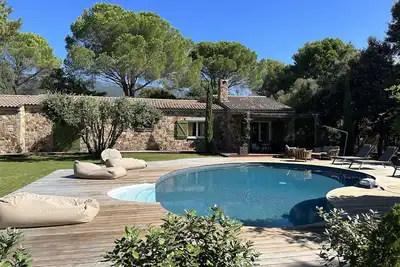 Image de Bergerie en pierre avec piscine chauffée privative, place de parking centre ville