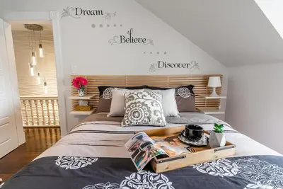 Image de Boutique Penthouse Designer Style 1 Br Suite w \/ 2 Balconies in Toronto Downtown