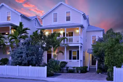 Image de Maison surdimensionnée Oldtown pour toute la famille avec piscine privée et quai!