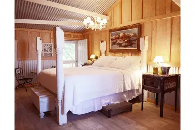 Image de The Bunkhouse, un Riverside Romantique Get-A-Away pour deux