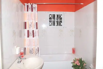 Nouveau! Appartement de banlieue avec lits queen-size confortables