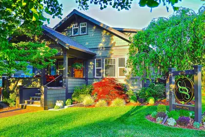 Image de Titania - Second Spring Property 1-3 chambres Location de luxe dans Downtown Ashland