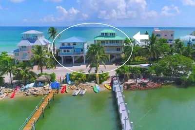 Image de \"Deux fois plus beau\": 2 maisons de plage SideBySide Ocean-2-River: quais, bains à remous et plus