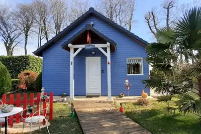 Image de Maison bleue avec jardin fleuri à 6 km de la mer, parking privé, Wifi