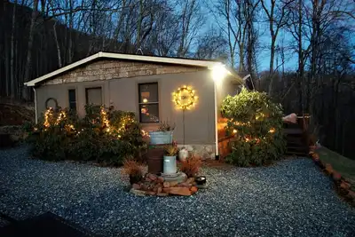 Image de Fun & Funky Mountainide Cabin ~ Minutes de la ville / Campus ~ Superbes vues ~ Bon Karma :)