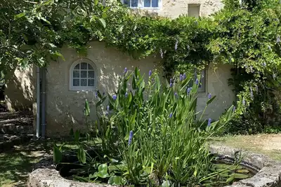 Image de Maison gasconne du XVIIIe siècle avec piscine privée et grand terrain