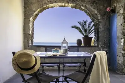 Image de Le charme divin. Maison avec terrasse et patio sur la mer.