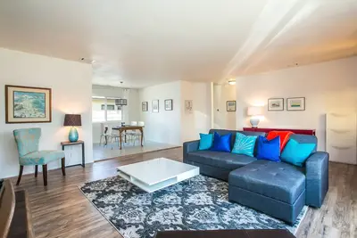 Image de Nouvellement listé! Spacieuse maison de plage moderne - à pied de la plage