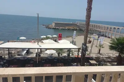 Image de Suite en bord de mer près de la gare et du port, 5 lits
