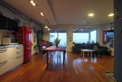 Image de villa design sur la mer avec une vue splendide sur le golfe de Syracuse