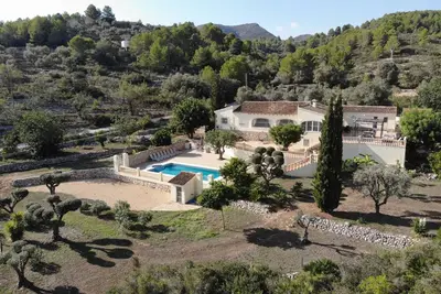 Image de Villa rurale avec piscine extérieure privée, annexe séparée et vastes espaces extérieurs