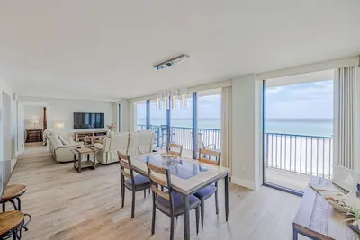 Image de Vues à couper le souffle sur l'océan dans chaque chambre! Luxe sur la plage, 2 chaises de plage gratuites