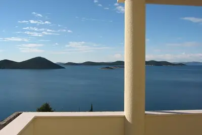 Nouvel appartement moderne avec une magnifique vue mer sur la Méditerranée. grain. Îles