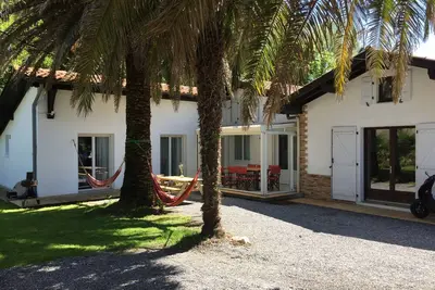 Image de Maison de vacances récemment rénovée avec jardin de palmiers à Bidart - à environ 500 m de la plage