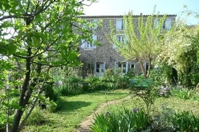 Image de Grand appartement de 100m2  vouté en pierre apparentes avec jardin arboré