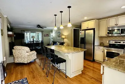Image de Lake Norman Waterfront Home avec kayaks et foyer. Tarifs mensuels réduits.