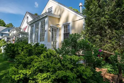 Image de Heart of Lenox Walk to Town Cozy Cottage!