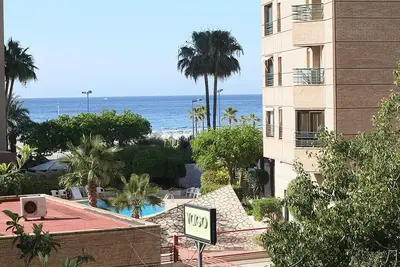 Image de Appartement rénové avec terrasse et parking gratuit, en bord de plage