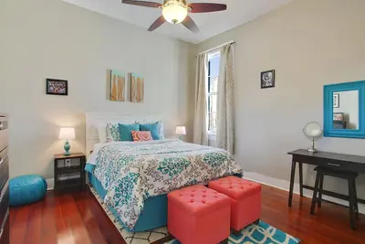 Image de Haut de gamme, moderne Appartement sur Bourbon St avec Balcon donnant sur cour