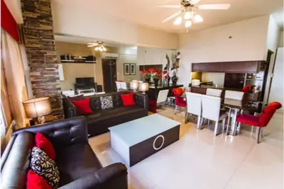Image de Luxueux condo 2br \/ 2Baths au coeur de la ville.