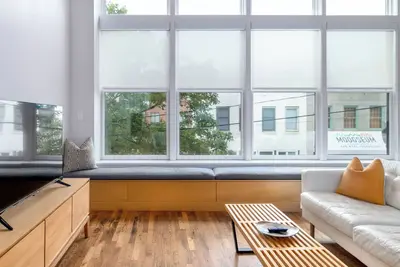 Image de The Sinclair: 201: Modern Urban Luxe: Une Nouvelle résidence contemporaine de qualité