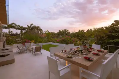 Image de Villa 5 chambres avec jardin tropical tranquille dans le centre de Seminyak;