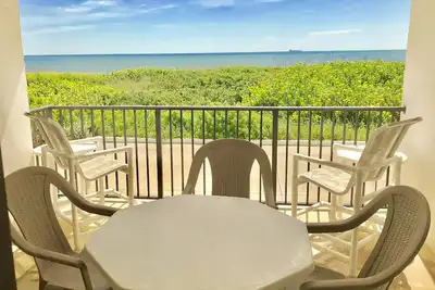 Image de Condo face à l'océan avec accès à la plage privée.