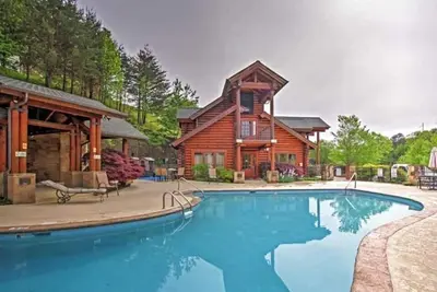 Image de Majestic Pigeon Forge Cabine. 2 piscines, bain à remous, wifi, à quelques minutes de Dollywood.